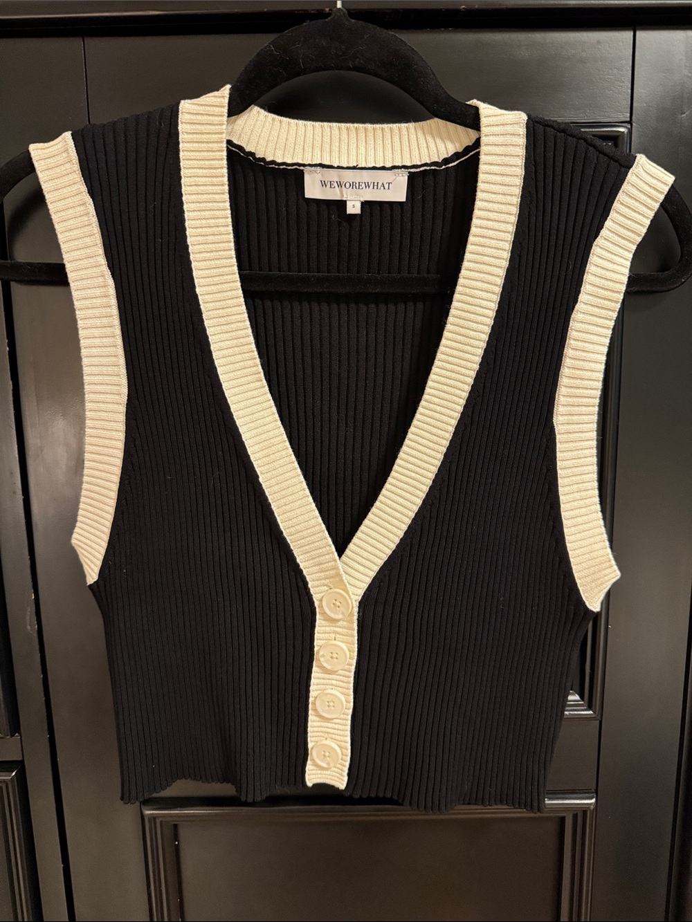 WeWoreWhat Black & Cream Ribbed Button-Front Crop Vest